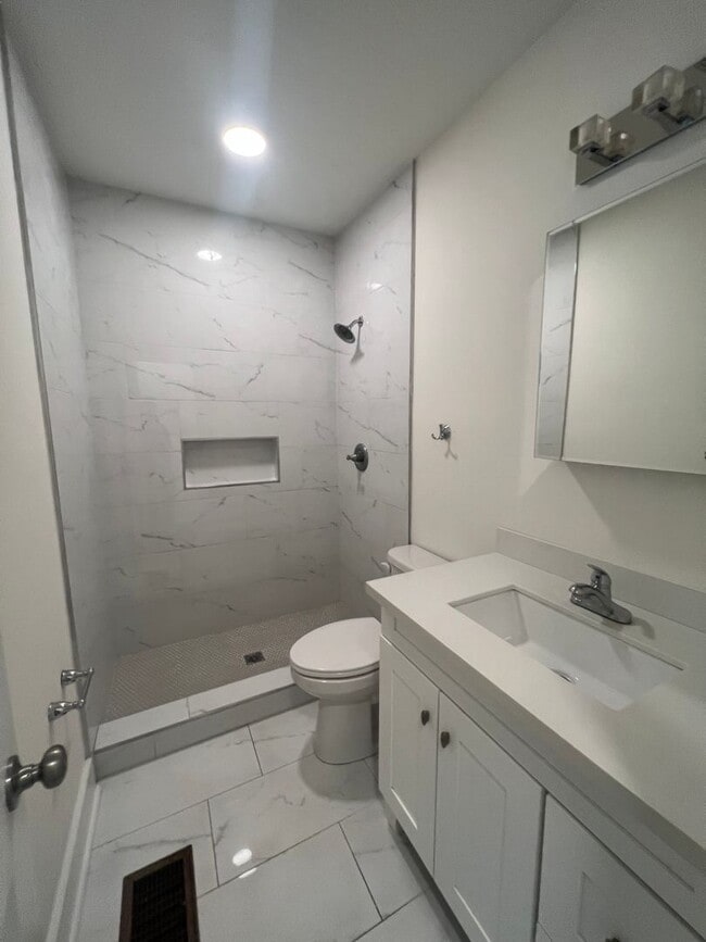 Building Photo - 5bd/2ba Located Near Campus and Broadway!