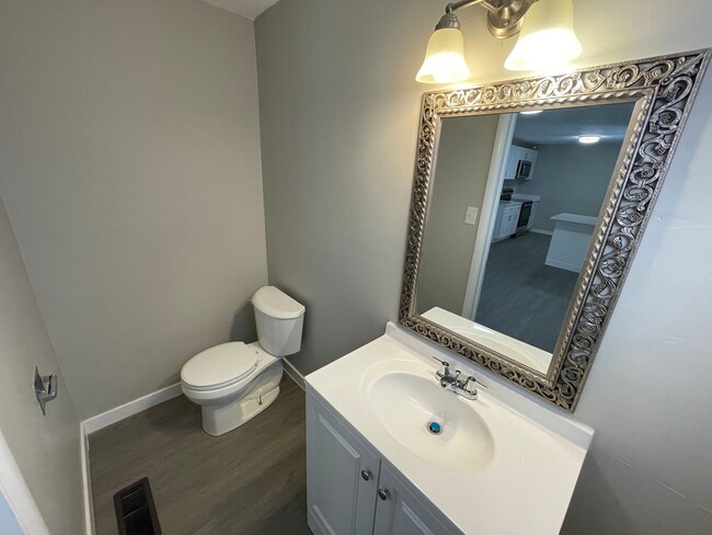 Building Photo - 4 Bed/1.5 Home Bath in Ogden