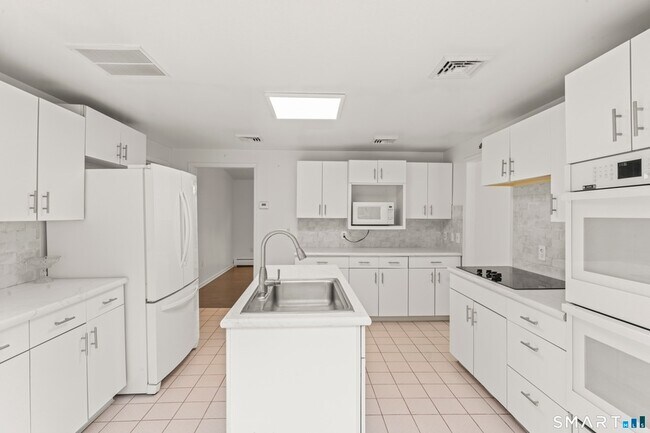 Building Photo - 89 Cranbury Dr