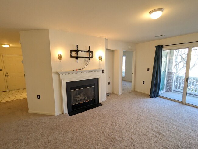 Building Photo - Beautifully maintained ground level condo in Germantown ready by mid April!