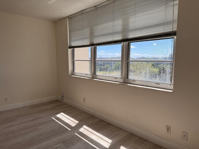 Building Photo - 3510 Oaks Way