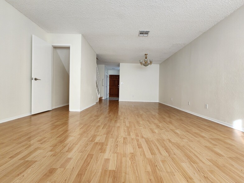Building Photo - 1118 N Kenmore Ave