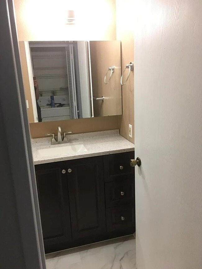 Building Photo - 2 Bedroom, 1 Bath Condo in South Anchorage