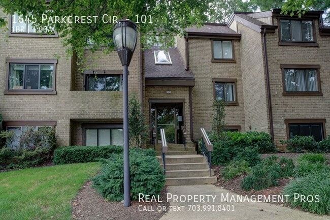 Building Photo - 1645 Parkcrest Cir