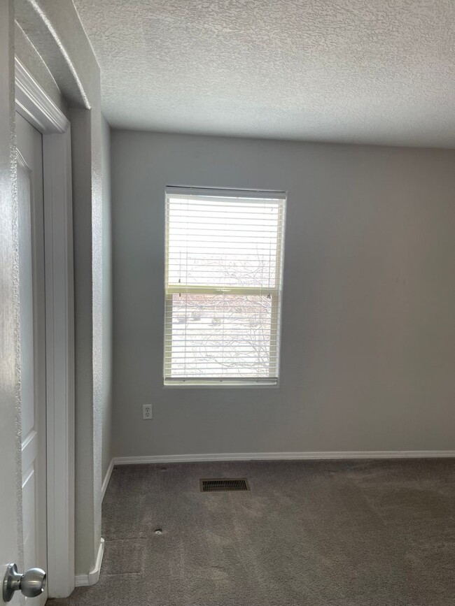 Building Photo - 2 bed 2.5 bath townhome located in a Gated...
