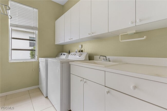 Building Photo - 5323 SW 28th Pl