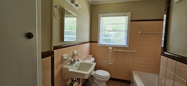 Building Photo - 2004 Roebuck St