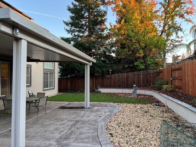 Building Photo - Charming 4 Bedroom Ridgeview Large Lot Home!