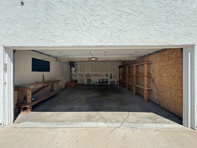 Building Photo - Bright & Modern 2B/1BA Upstairs Unit in th...