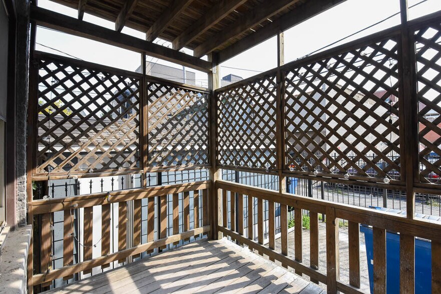 Building Photo - 1922 N Wilmot Ave