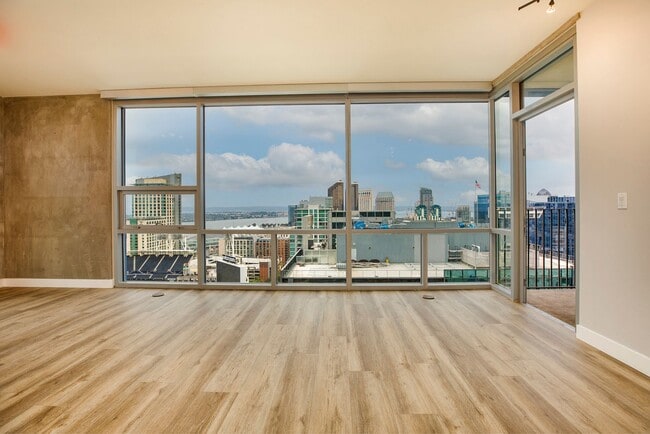 Building Photo - S/W Facing Icon Penthouse with Spectular Ballpark, Bay, and Ocean Views