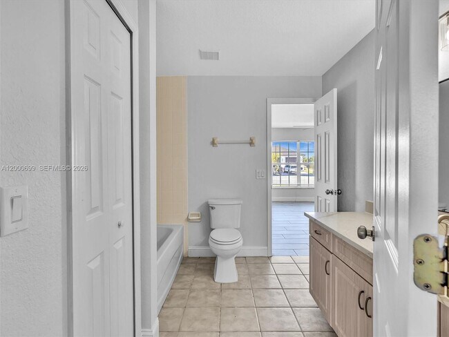 Building Photo - 2022 NW 9th Terrace