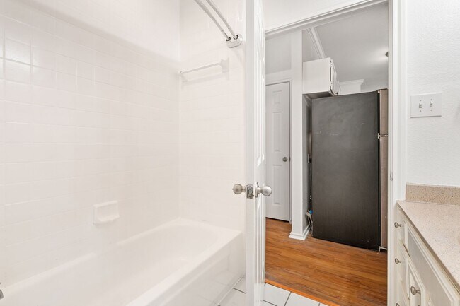 Building Photo - BEST 2 BEDROOM - PRIVATE YARD - PRIVATE GA...