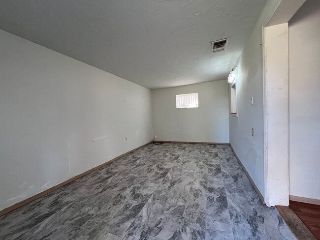 Building Photo - Spacious 2 Bed/1 Bath/Second Living Area/Pet Friendly!!!