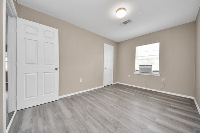 Building Photo - 17111 River Rd