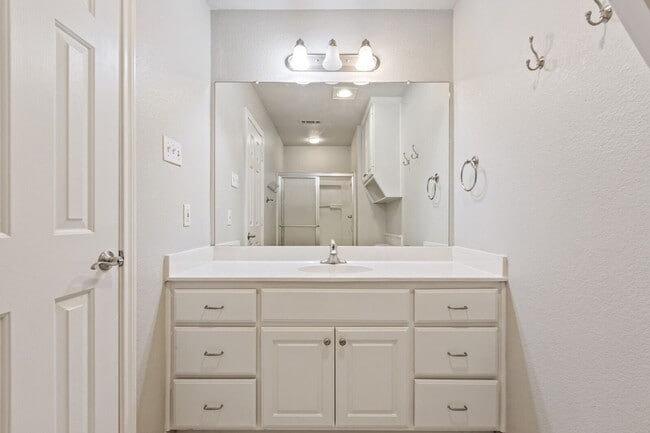 Building Photo - 3 Bedroom 3 Bath gated community in Baylor Bubble