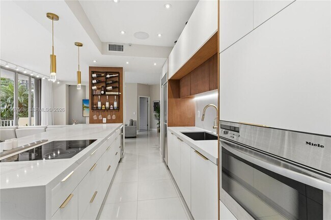 Building Photo - 3500 Mystic Pointe Dr