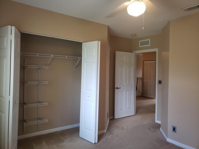 Building Photo - 3027 N Evergreen Cir