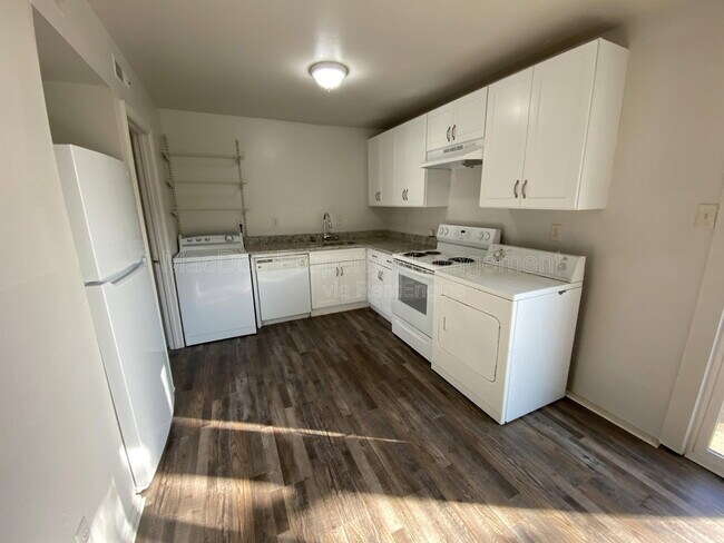 Building Photo - 400 Rann Ct