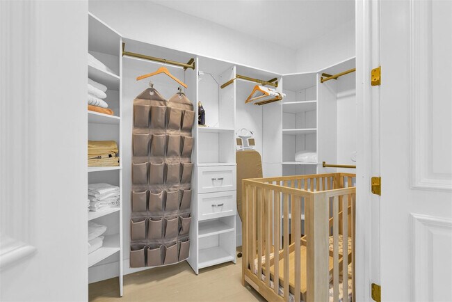 Building Photo - 319 S Riverside Dr