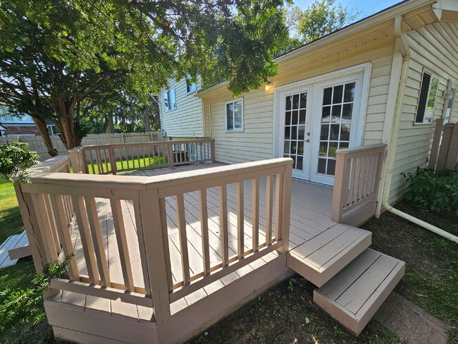 Building Photo - Clean 3-Bedroom Tri-Level, 1.5 Bath with Updated Kitchen, Great Room, Fireplace & Private Backyar...
