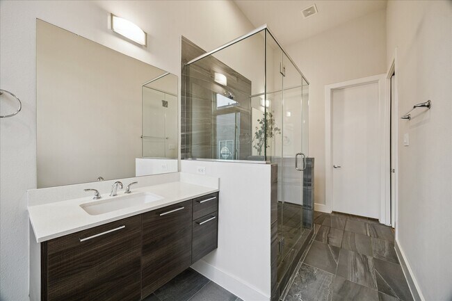 Building Photo - 2715 St Emanuel St