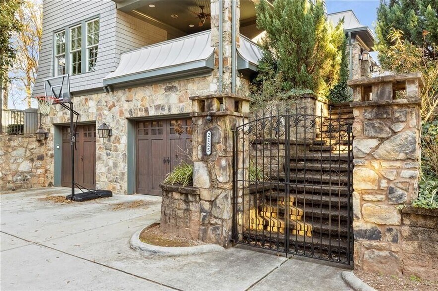 Building Photo - 2125 Cooper Lake Dr SE