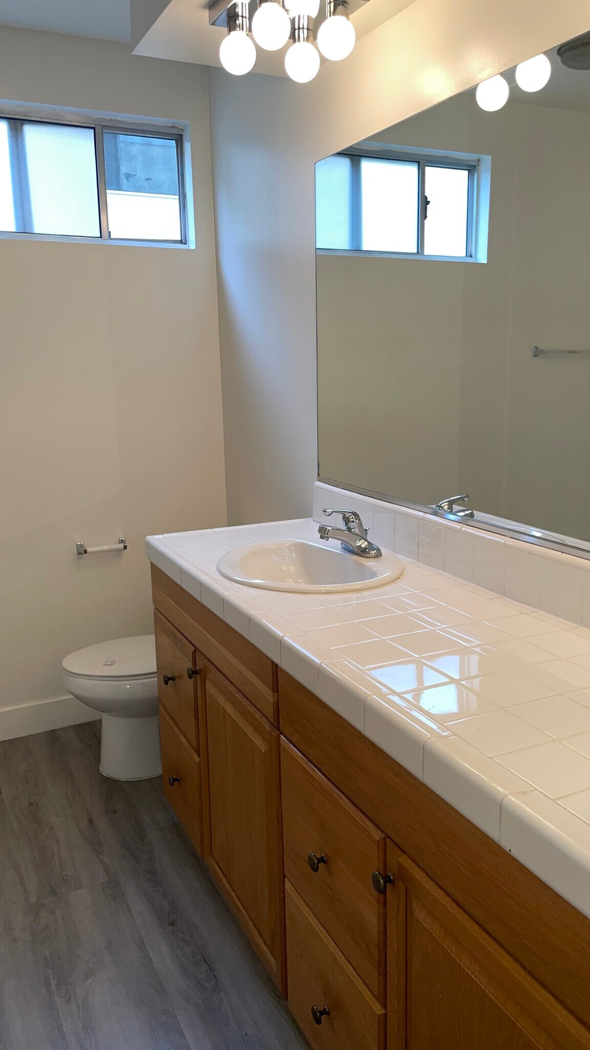 Building Photo - 17424 Burbank Blvd