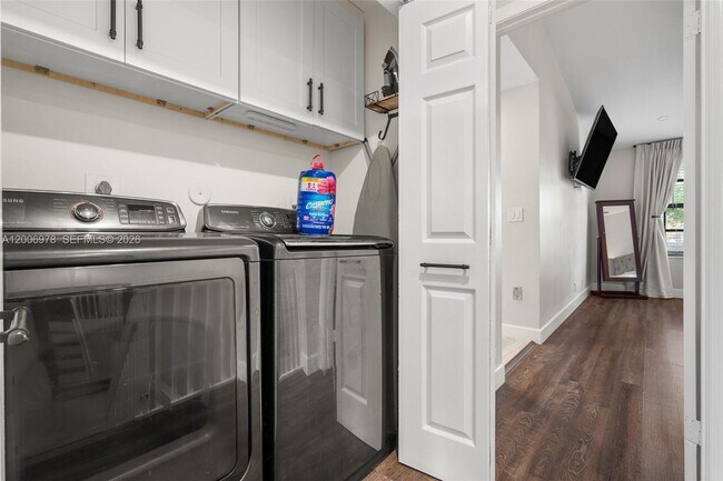 Building Photo - 9161 Vineyard Lake Dr