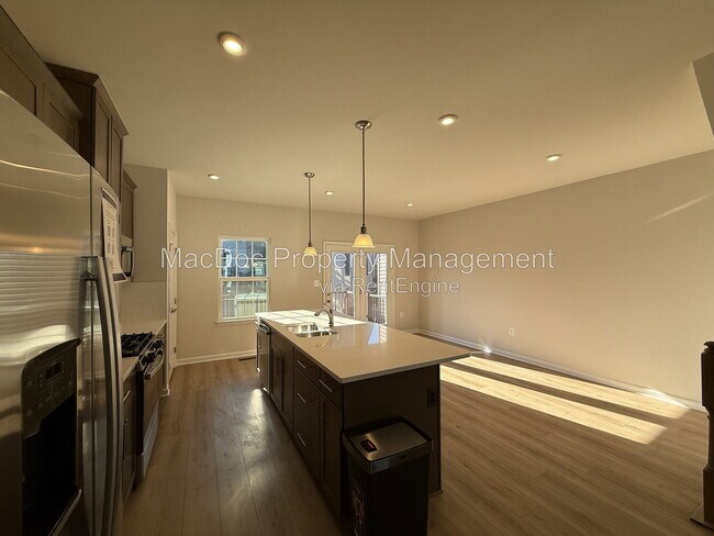 Building Photo - 1100 Rampart Dr
