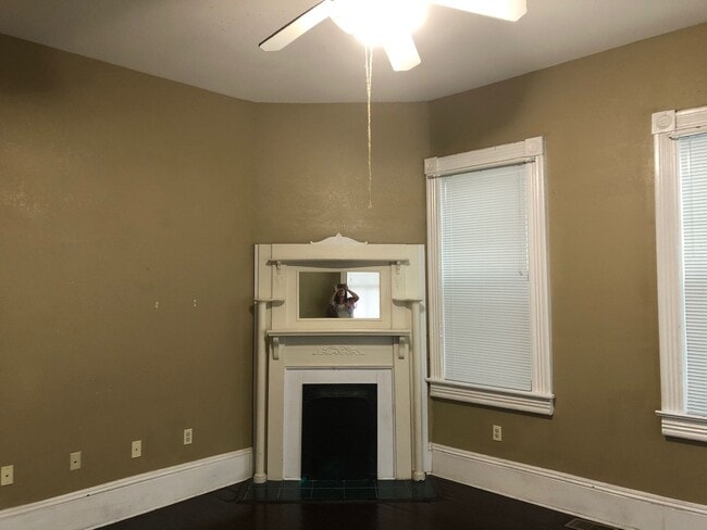 Building Photo - DOWNTOWN 3 BEDROOM!