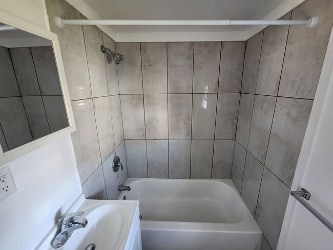 Building Photo - 221 N Scott St