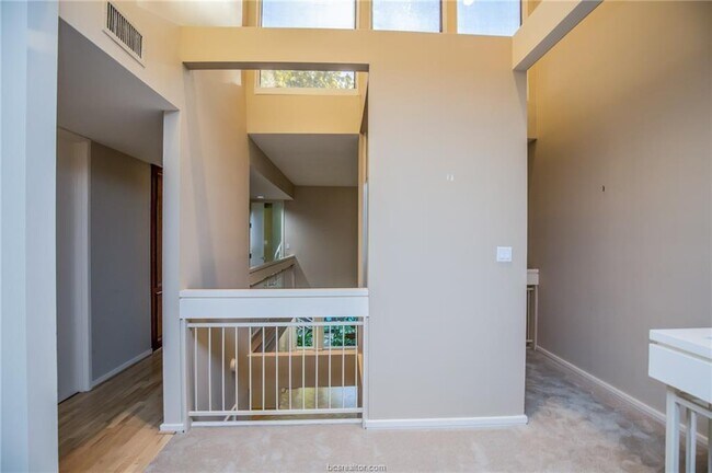 Building Photo - 45 Briar Hollow Ln