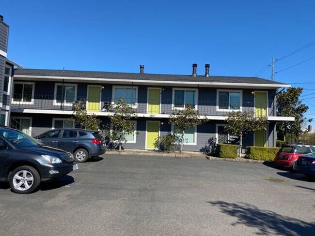 Building Photo - Ainsworth Mid-Century Arbor Lodge Universi...