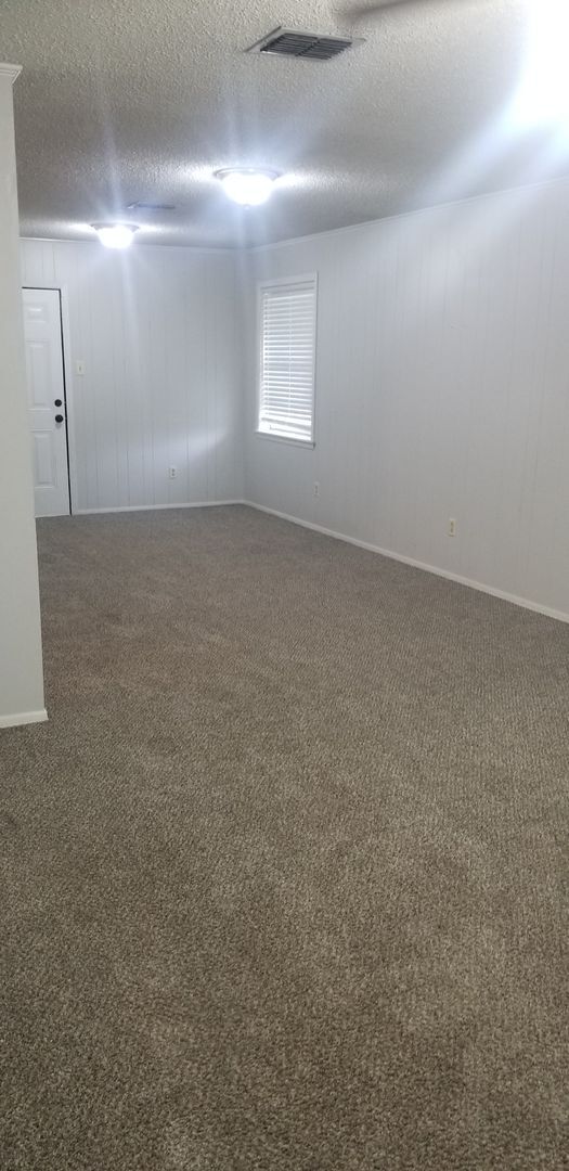 Building Photo - 4 bedroom 1 1/2 bath