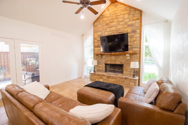 Building Photo - Luxury Living in Preston Manor