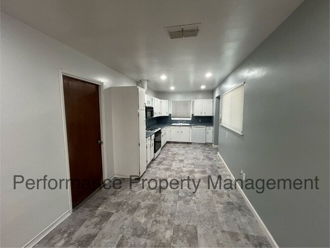 Building Photo - Cute 2 Bed/1 Bath Home in SW Bakersfield w/ RBP & $0 Deposit Option