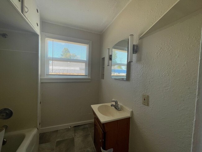 Building Photo - 2 Bed 1 Bath Cottage