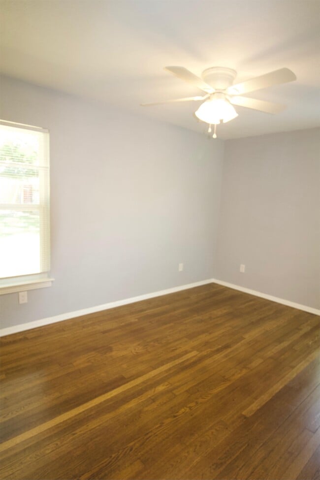 Building Photo - 231 Addax Dr