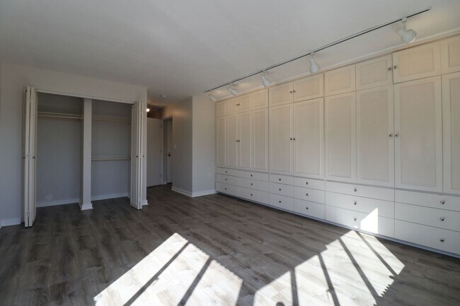 Building Photo - Gorgeous 3 Bedroom Queen Anne Apartment wi...