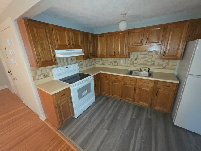 Building Photo - Charming 3 Bedroom Apartment in Millbrook,...