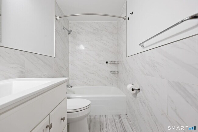 Building Photo - 140 Field Point Rd