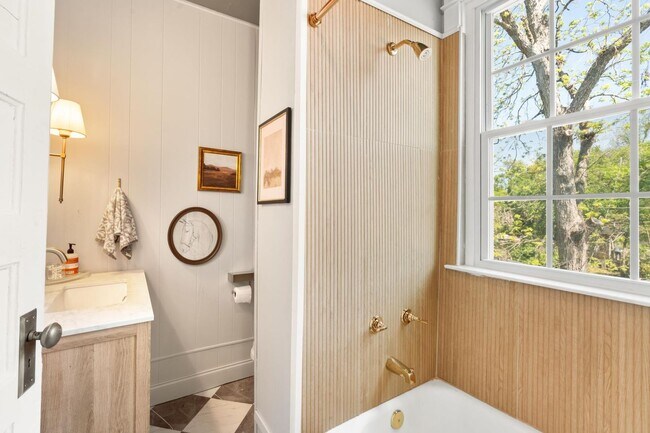 Building Photo - Charming 3 Bedroom Home Near Downtown Savannah with Flex Room & Fenced Yard