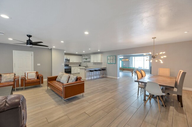 Building Photo - Discover nearly 3,000 sqft of comfort and ...