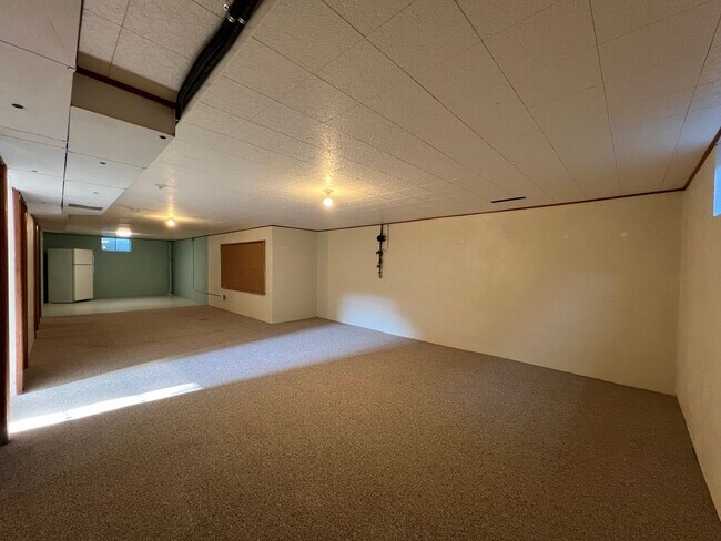 Building Photo - Charming 4BED/2 BATH Brick Ranch Home in L...