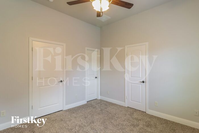 Building Photo - 723 La Paloma Rd