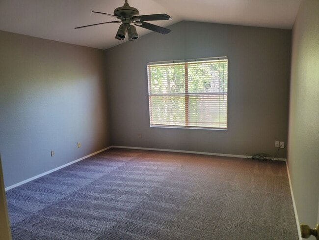 Building Photo - Ready to move in 3b 2b