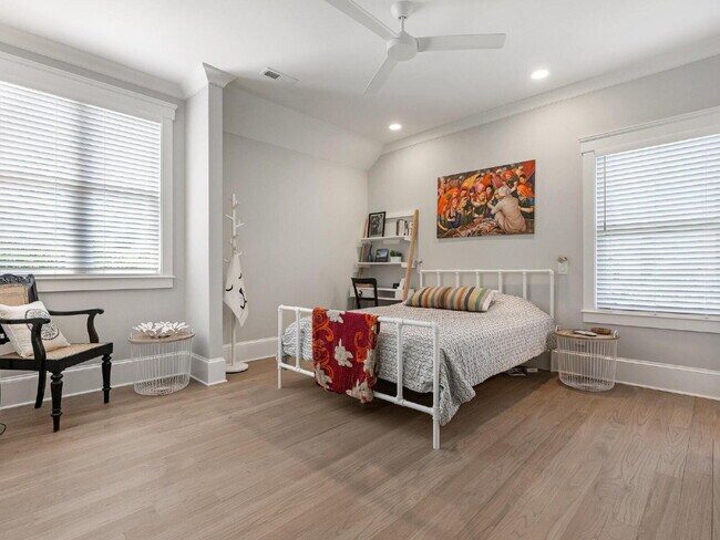 Building Photo - Spacious Elegance Awaits!