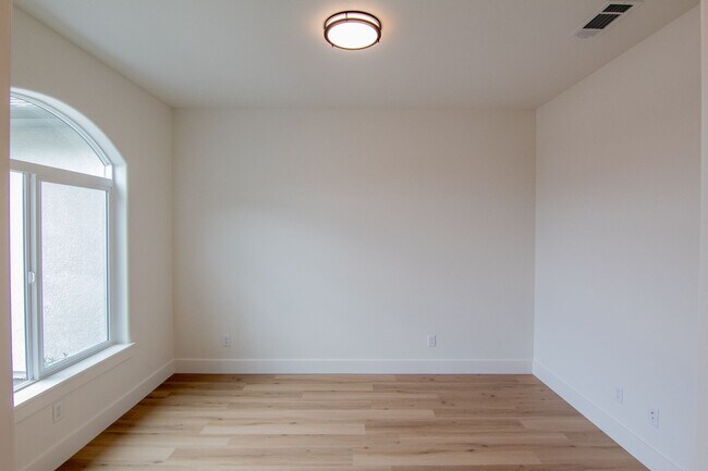 Building Photo - $500 MOVE IN SPECIAL OFF FIRST MONTHS RENT.