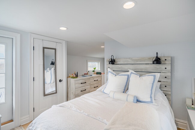 Building Photo - 1140 Fairfield Beach Rd